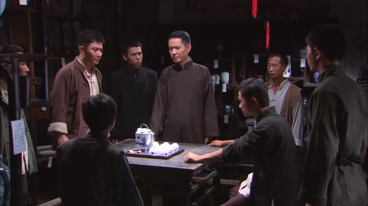 叛徒带特务去抓地下党,顶级特工躲在水池里一枪把叛徒干掉