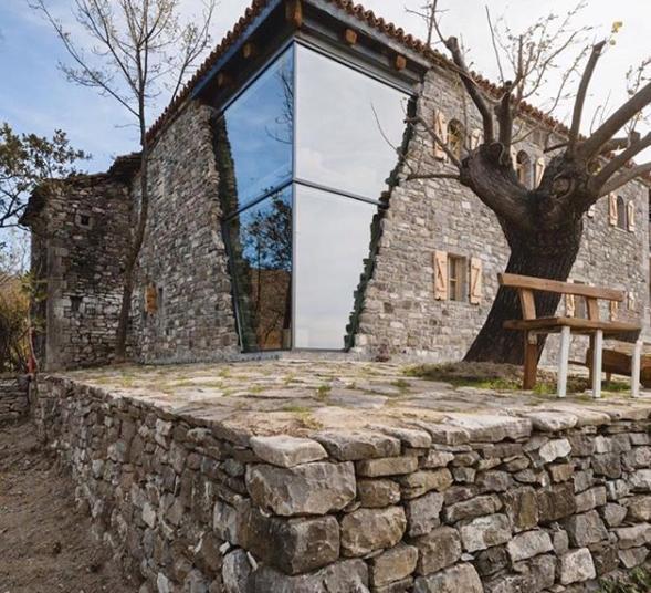 他改造农村110年老房用玻璃补石头墙一到晚上效果太好了