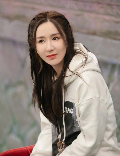 其实娄艺潇的长相是真的很温柔的,熟悉她的观众都可以看得出来,不止是