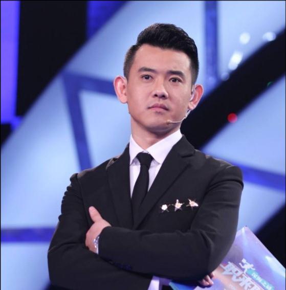 他是江苏卫视主持一哥,形象俊美,可惜感情一波三折