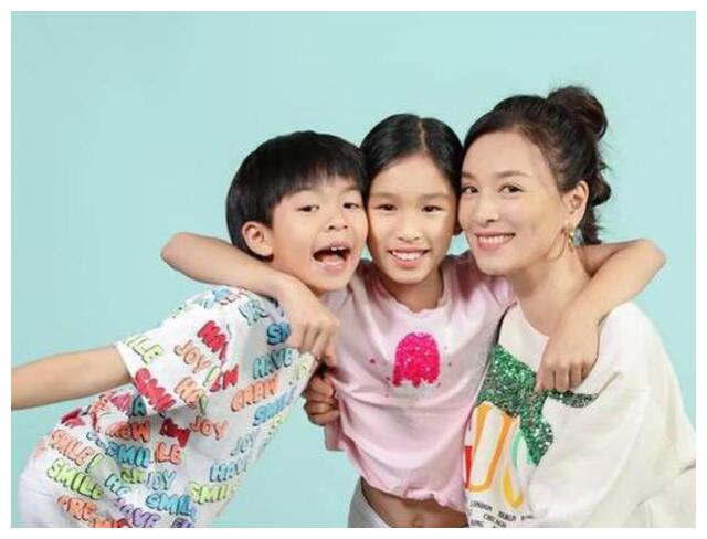 50岁张庭被曝有情况双手捧肚谨慎现身,半月前喊话老公拼三胎__财经