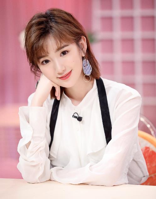 谁说发型会挑服装毛晓彤的齐脖短发多种服装风格都可驾驭