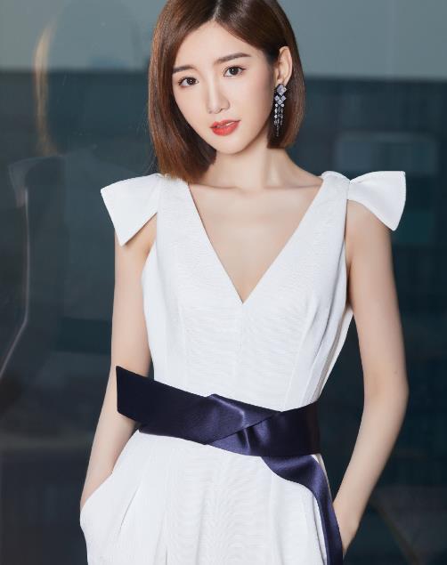 谁说发型会挑服装毛晓彤的齐脖短发多种服装风格都可驾驭