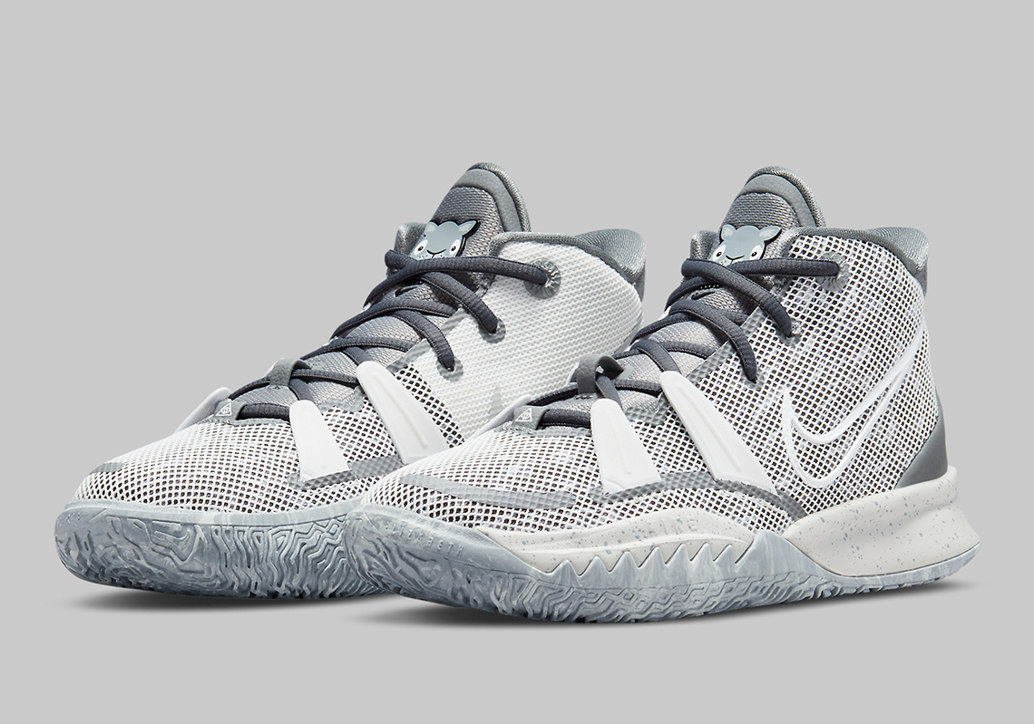 欧文战靴 nike kyrie 7 全新「chip」配色无预警亮相 !
