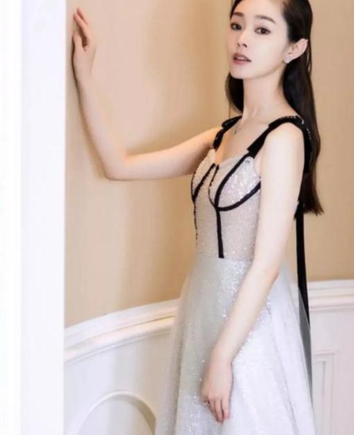 31岁宋轶不仅美进央视搭配背带裤也是青春靓丽辨识度高