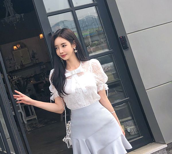 网红孙允珠韩版白色蕾丝透丽系带短袖上衣搭配灰色百褶a字裙网拍_高清