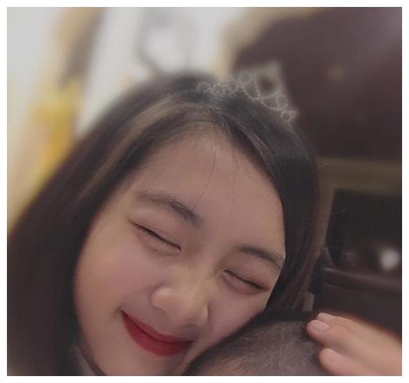 黄磊大女儿多多晒近照,穿粉色背心温婉甜笑,美丽淑女超像妈妈