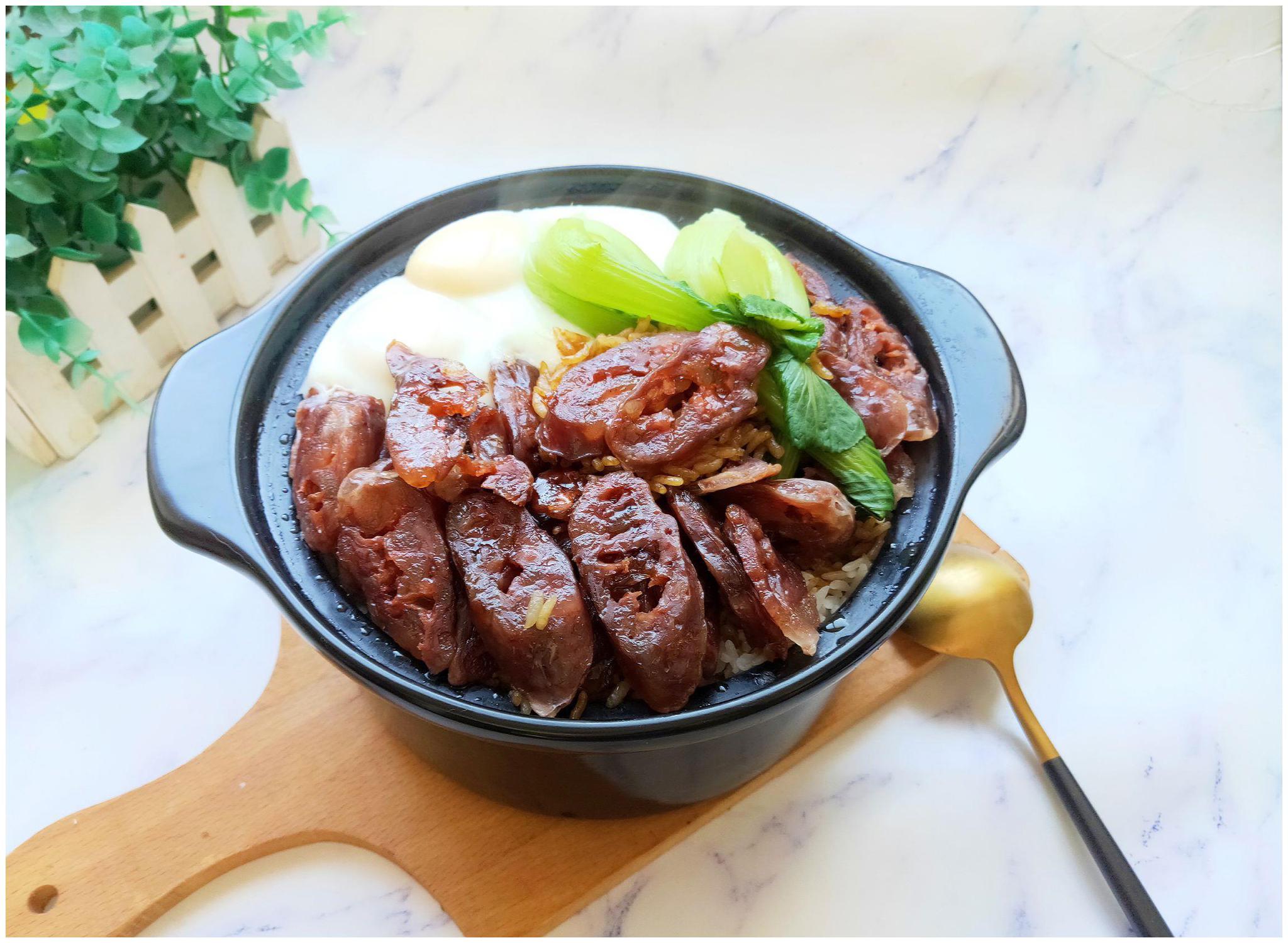 2两大米,3根腊肠,加点青菜,在家教你做煲仔饭,解馋超下饭!
