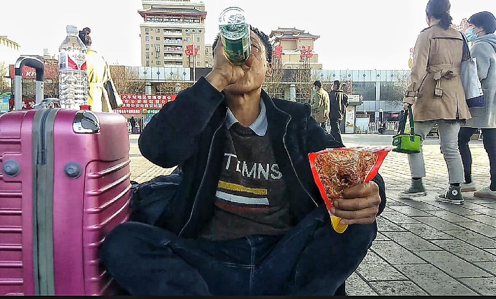 西安火车站遇重庆大哥喝酒一天能喝一斤看看他咋喝