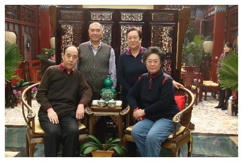 除了师傅这一路,王玥波的干妈连丽如更是不喜欢西河门,即便她和金文声