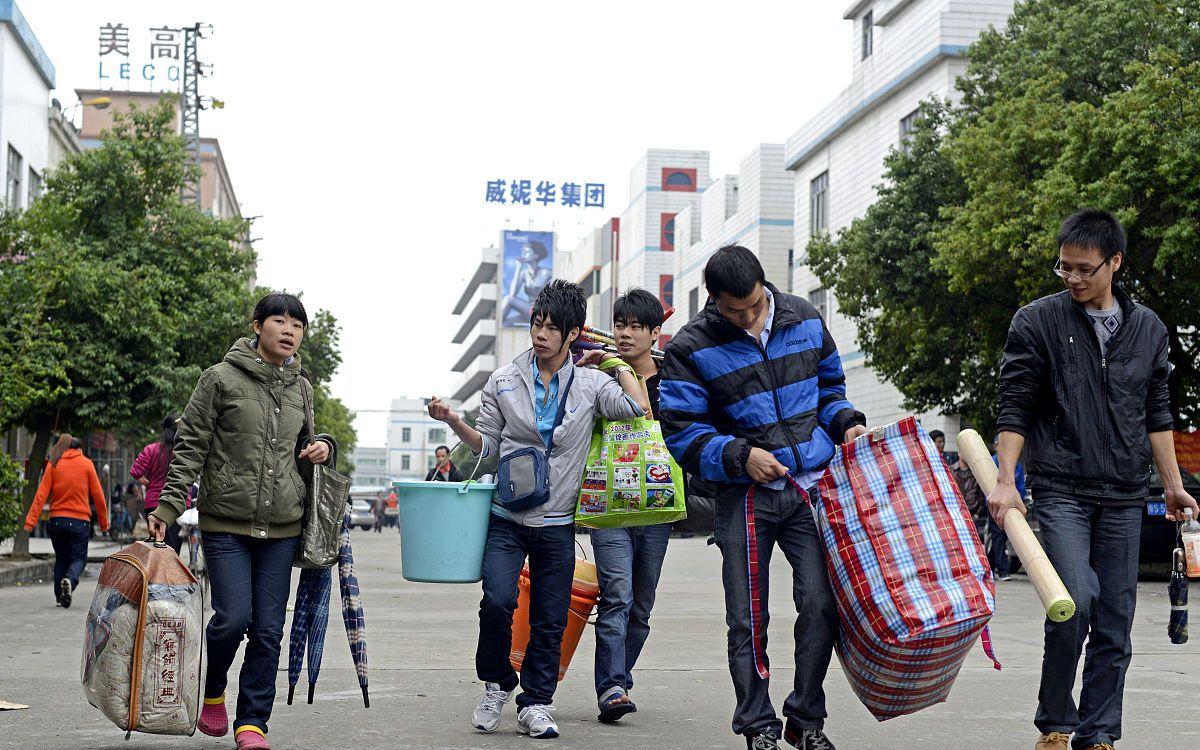 为什么很多人选择到外地工作过妻离子散背井离乡的生活呢