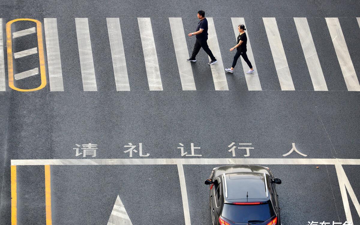 奔驰斑马线礼让行人被堵,交警伸张正义:罚款400元扣5分