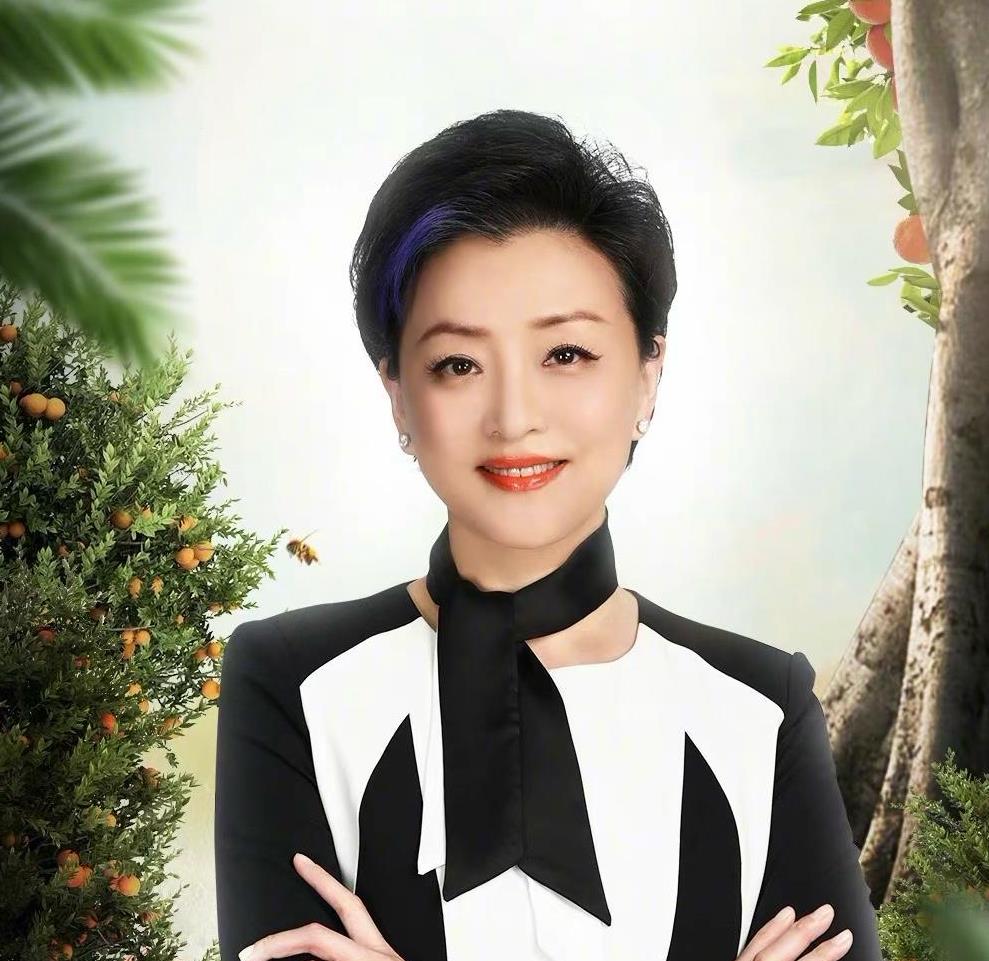 52岁杨澜保养得真好,黑白撞色连衣裙简约知性,蓝发挑染添俏皮_高清