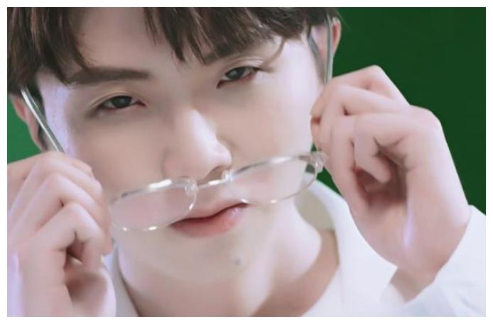 毛不易摘下眼镜后,秒变男神,网友表示这就是恋爱的感觉了吧!