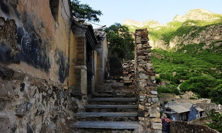 京西古村爨底下,是有名的明清古村,建筑古色古香,村子布局奇特