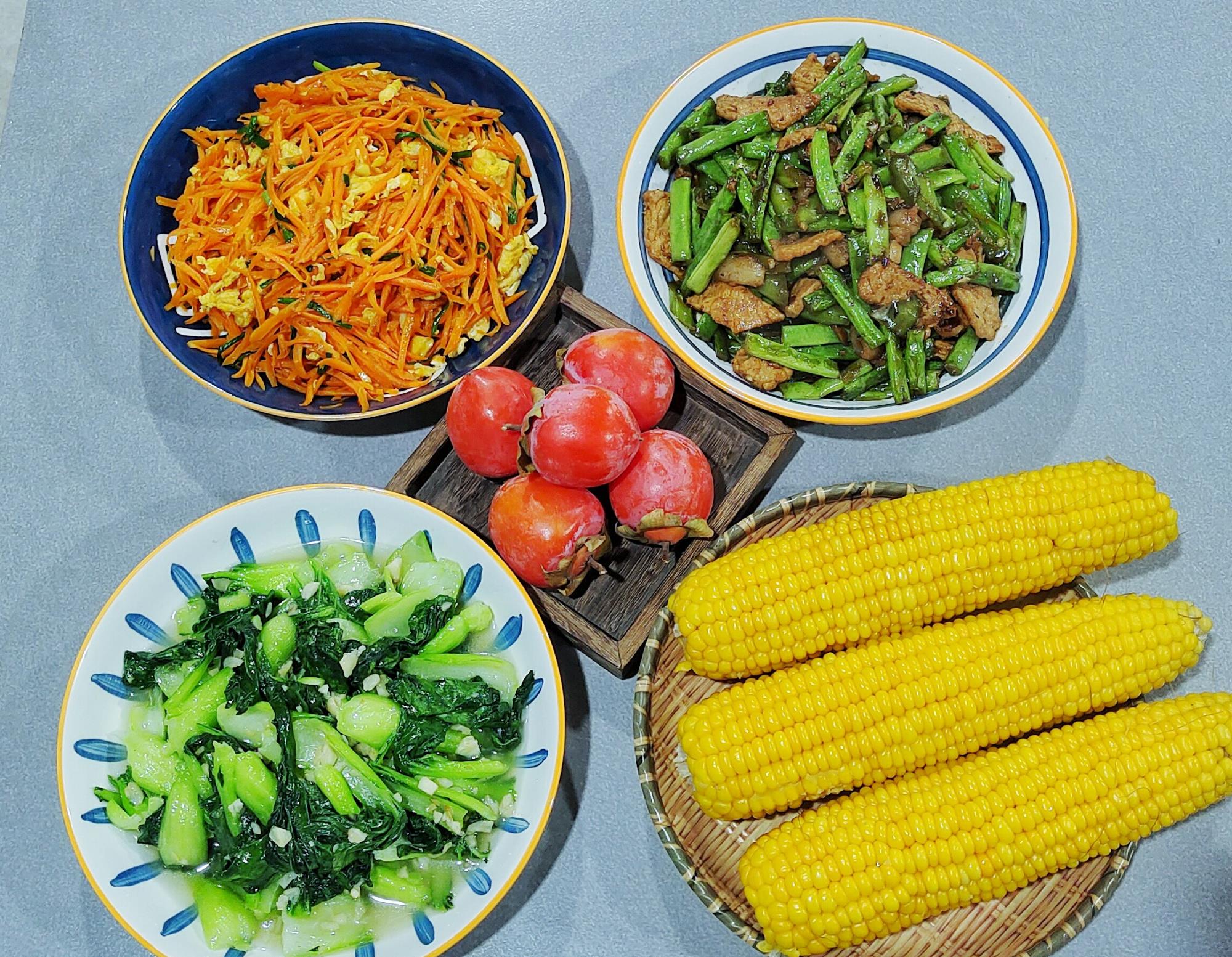 一家三口晚餐简单的一荤两素花时少营养好家人直夸赞