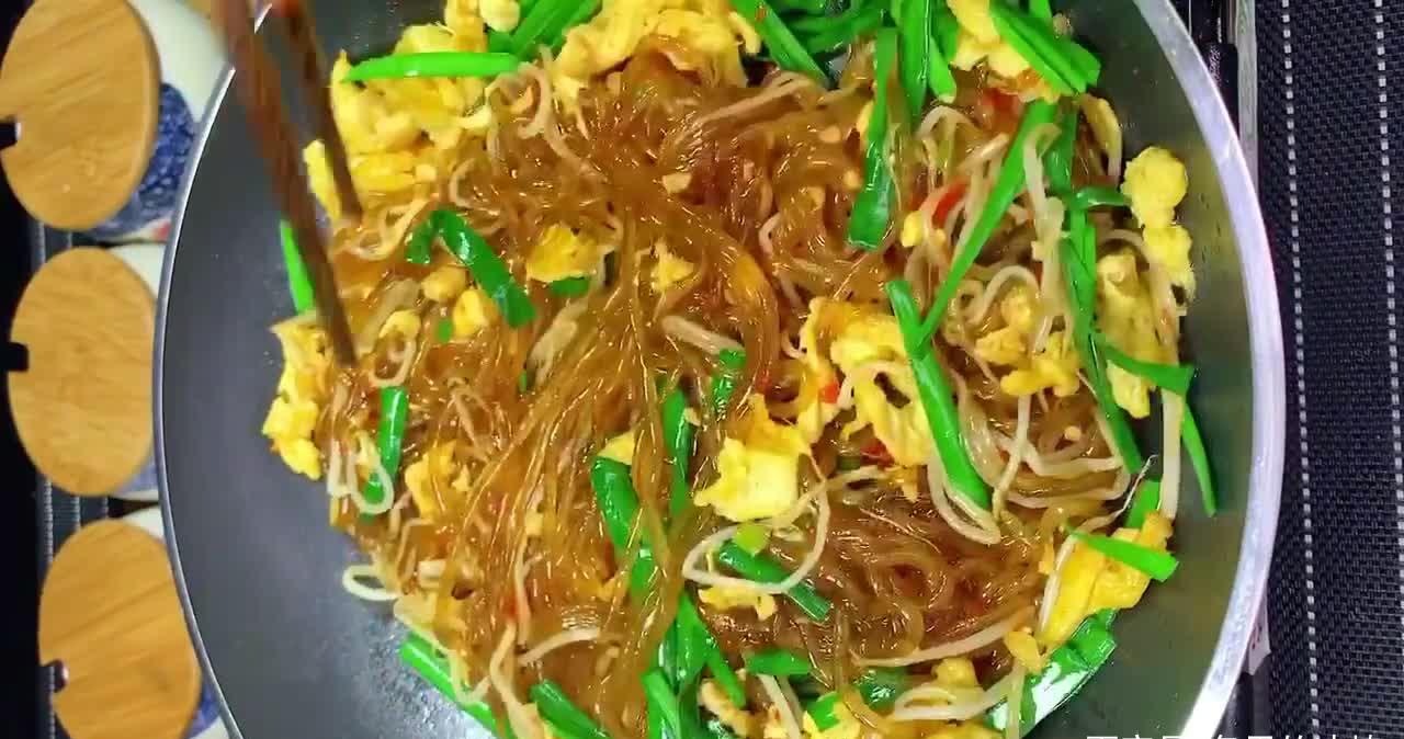 鸡蛋韭菜炒粉丝,根根顺滑鲜香入味,一筷接一筷根本停不下来_高清图集