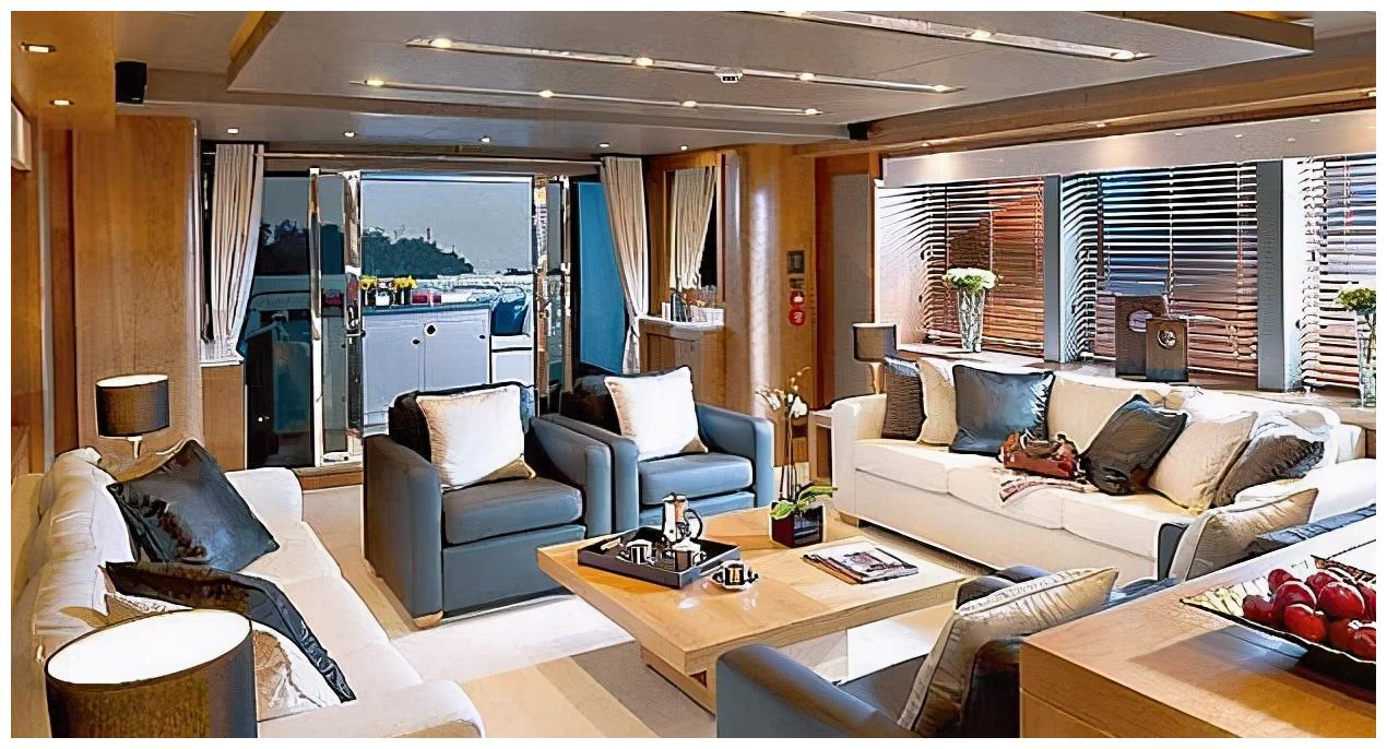 徐子淇豪华游艇内景曝光,奢华程度堪比别墅!和老公合影笑开花!