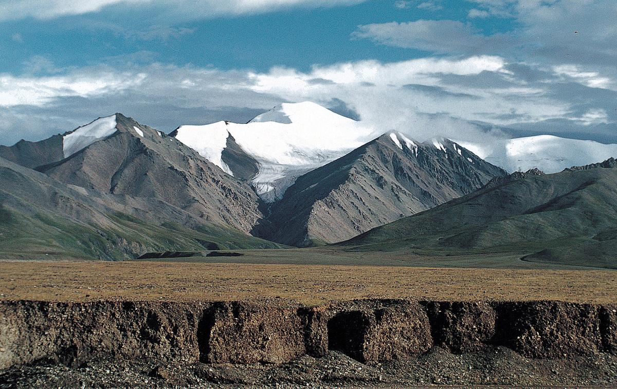 昆仑山地狱之门,又称为"昆仑死亡谷",成名则是因为一条名叫"那棱格勒