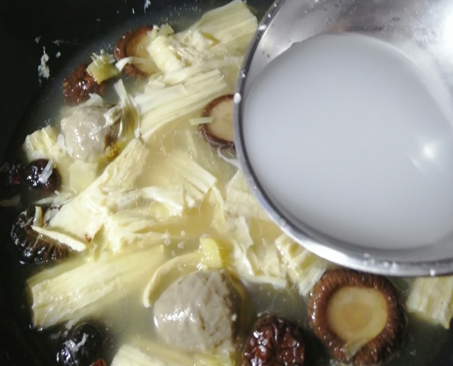 天热就要多喝腐竹香菇汤,5分钟出锅,鲜香味美,好吃开胃又下饭