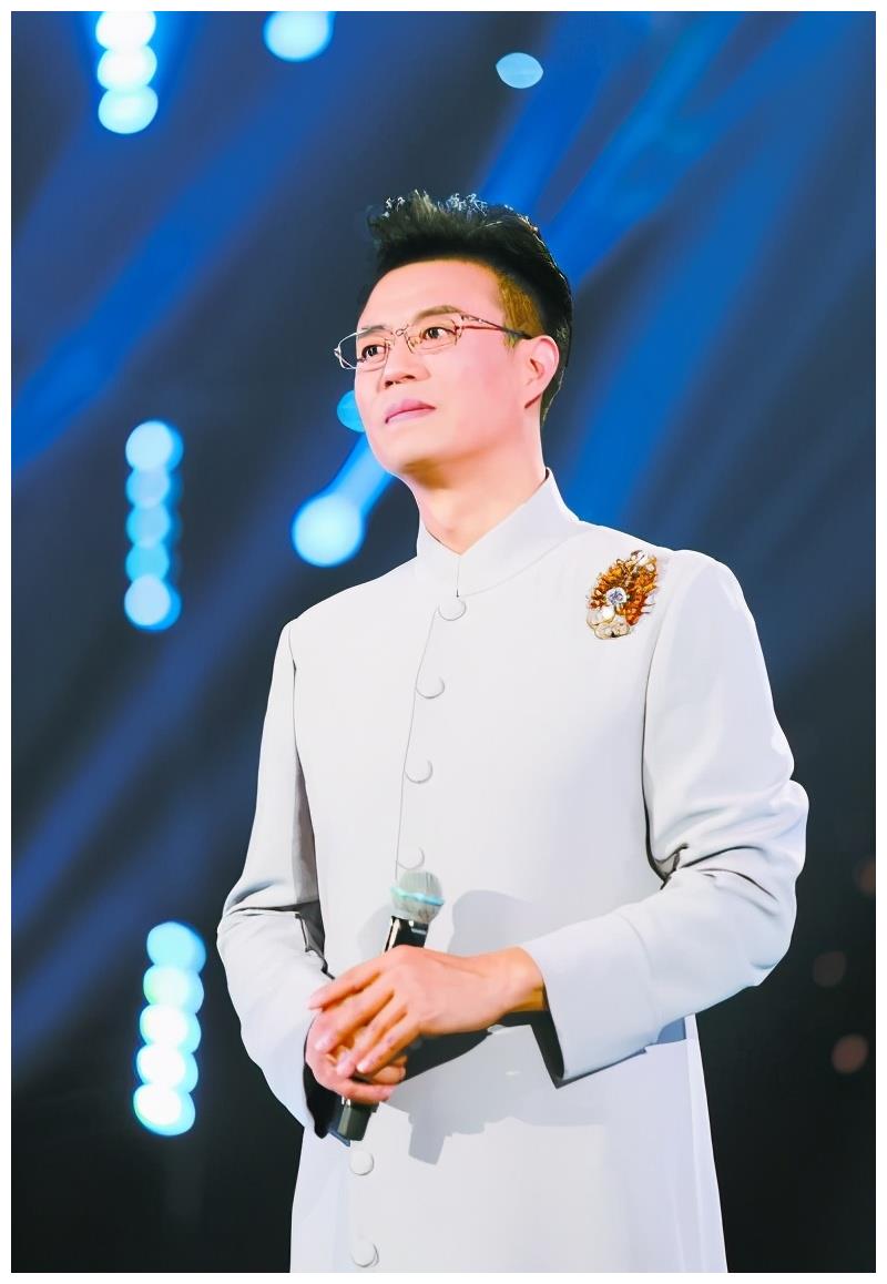 央视主持人白燕升:结婚9个月妻子不幸瘫痪,如今52岁儿女双全__财经