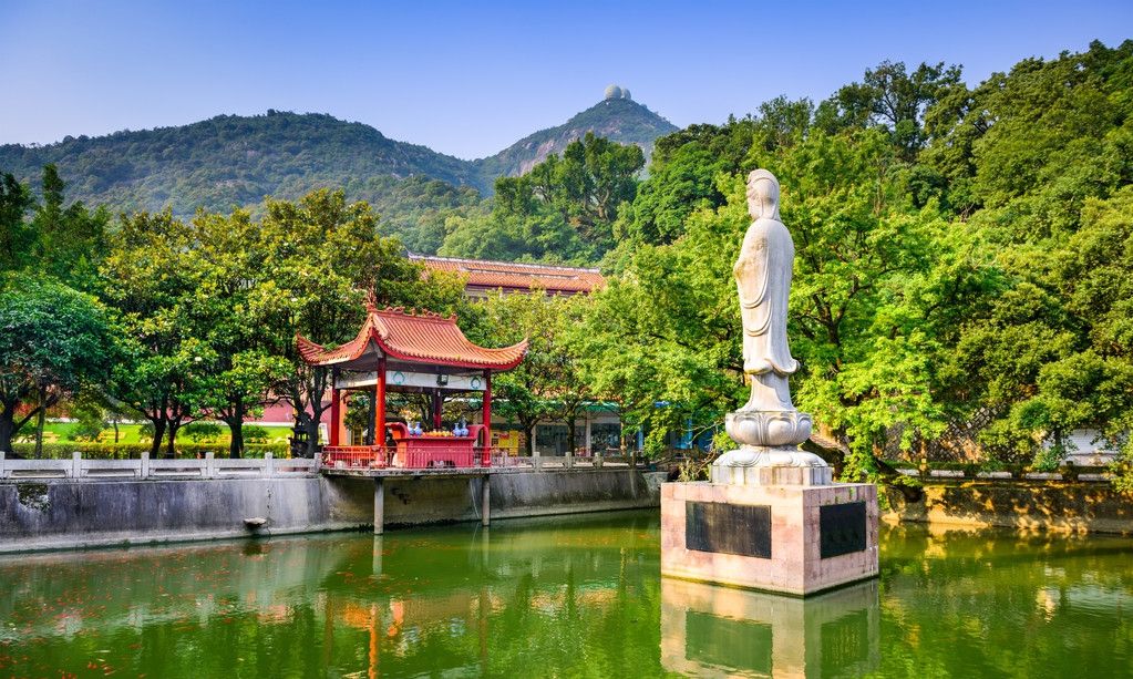 鼓山距离市中心区约8公里,是福州最著名的风景区之一