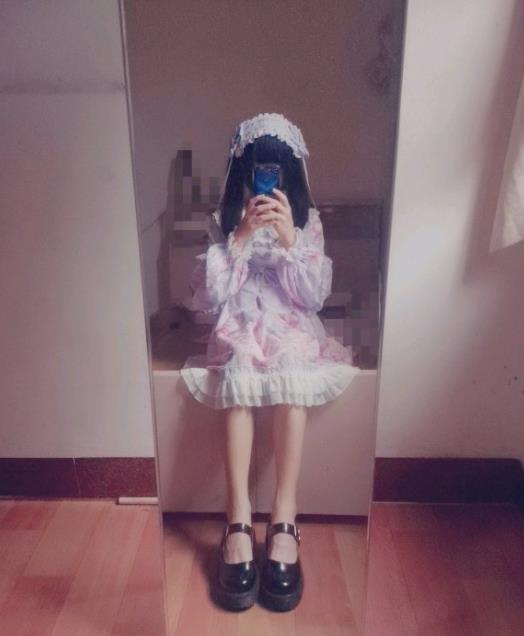 女装大佬在宿舍变装cosplay,舍友回来,以为误入女生宿舍__财经头条