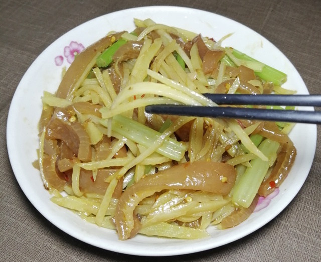 三個竅門,肉皮軟糯土豆酥香,超下飯|豬皮|炒土豆絲|肉皮_新浪新聞