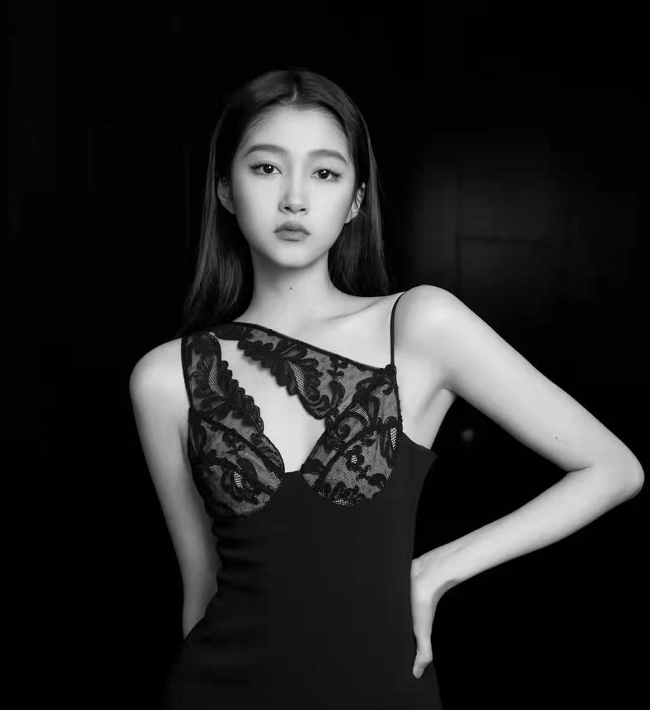 关晓彤晒鹿晗视角美照展现傲人身材