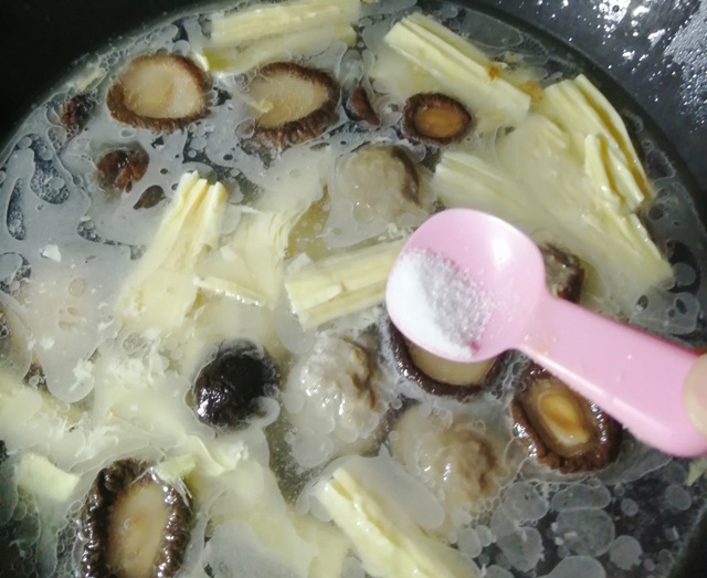 天热就要多喝腐竹香菇汤,5分钟出锅,鲜香味美,好吃开胃又下饭