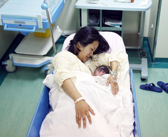 出生时嚎啕大哭抱来妈妈身边瞬间停止宝宝什么时候开始认妈妈