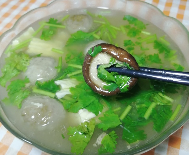 天热就要多喝腐竹香菇汤,5分钟出锅,鲜香味美,好吃开胃又下饭