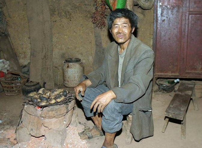 贫穷的人那些几十年都生活在水深火热当中的人,他们为什么就这么难呢?