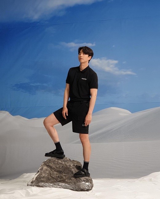 经纪公司发布孔刘最新广告片场照