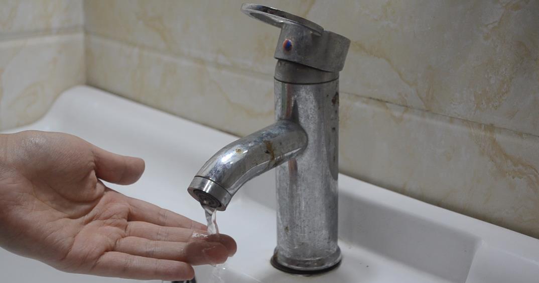 卫生间的水龙头出水越来越小怎么办?维修师傅教你一分钱不花修好