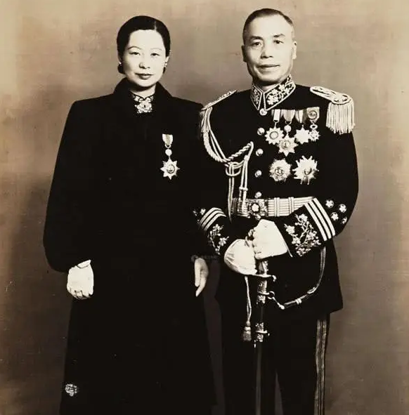 李宗仁有3个老婆:原配活到102岁,次妻是校花,75岁续弦27岁娇妻