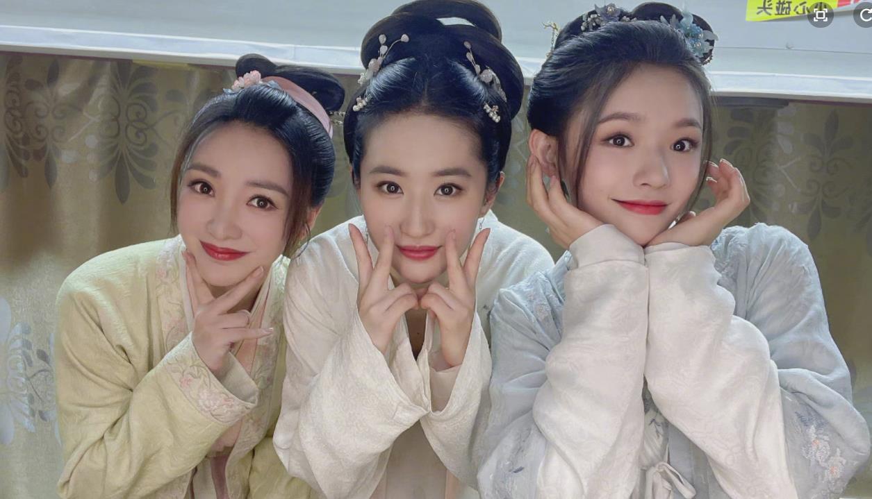 林允刘亦菲怼脸合照,太水灵太嫩了