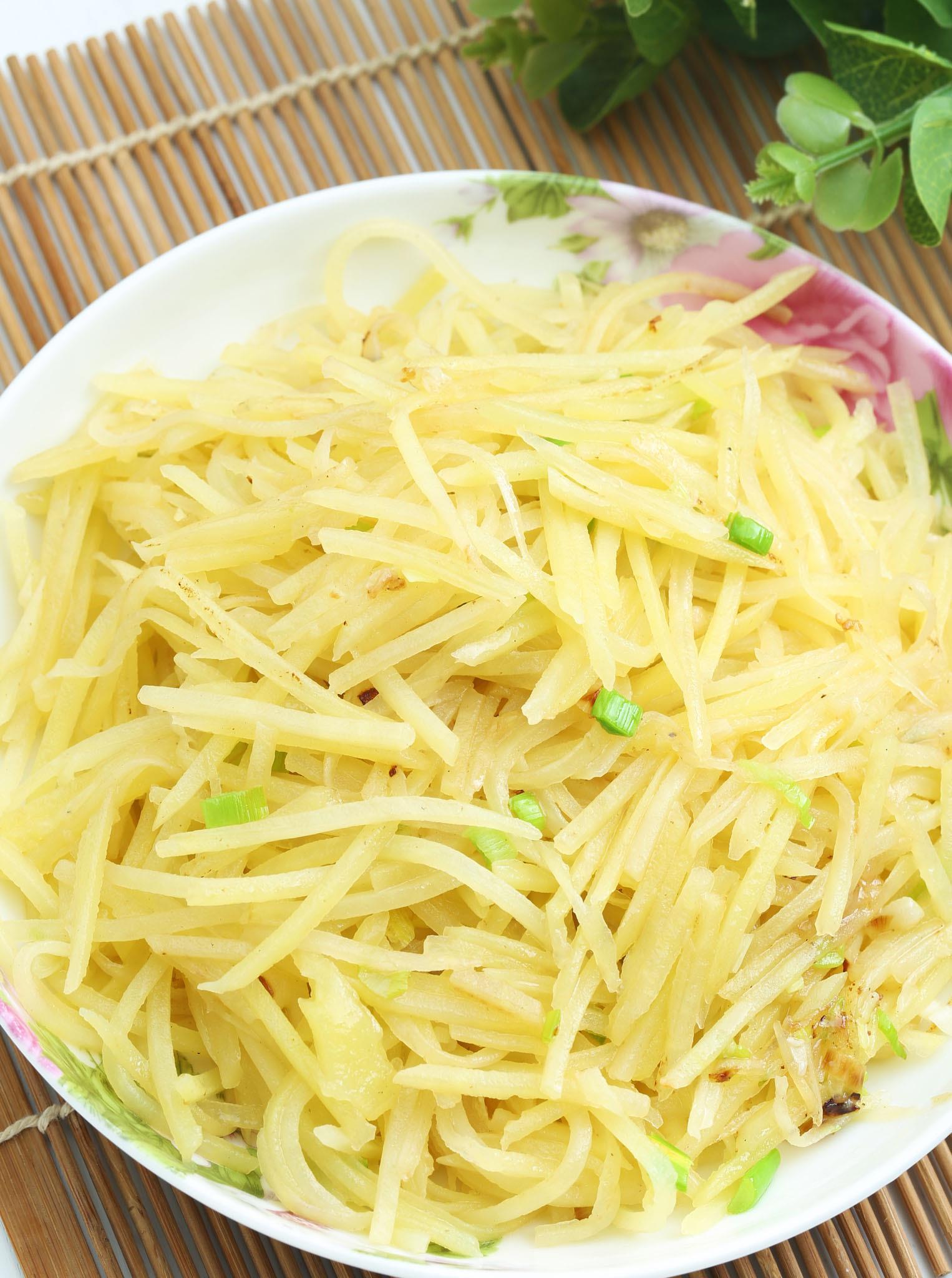 简单又好吃的家常菜酸辣土豆丝的做法,爽口开胃又解馋