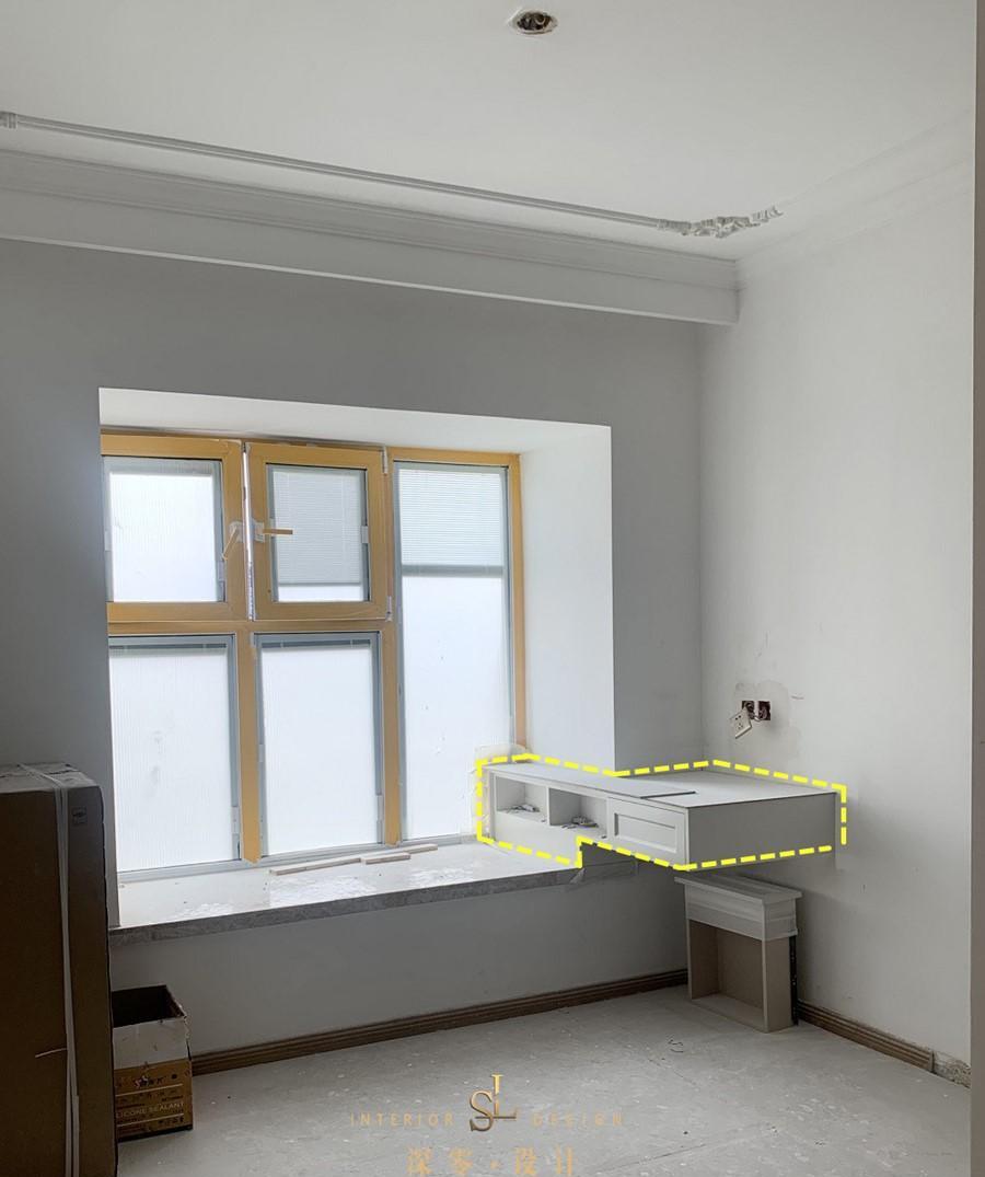 这书桌加得够妙!靠内飘窗一侧延伸,改做悬空桌,可坐可躺可办公