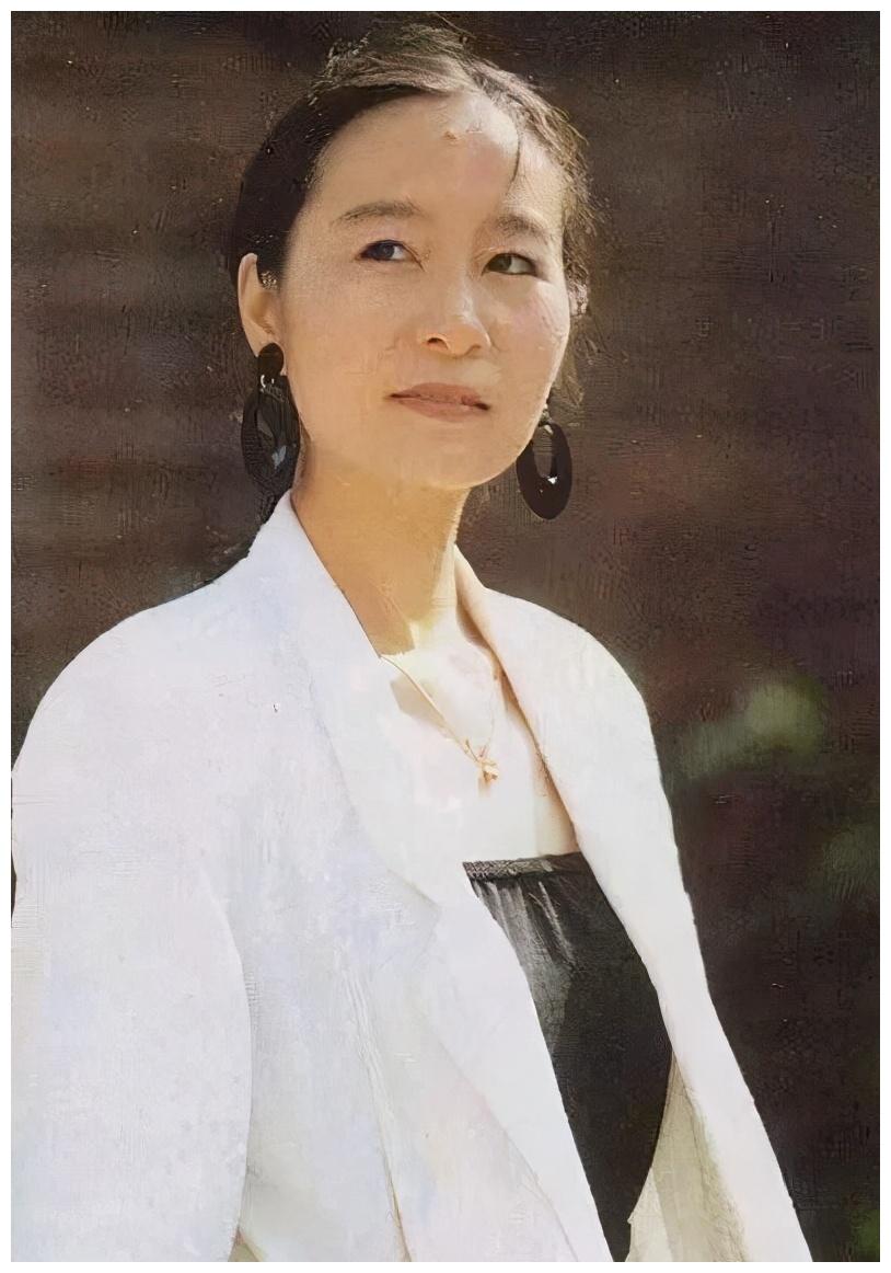 她是国家一级演员,做了26年单亲妈妈,丈夫与她离婚娶琼瑶女郎