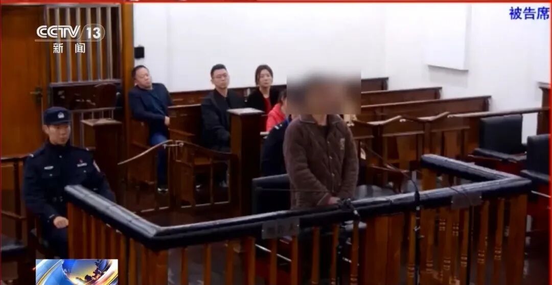 陈某私自拖走 11 辆僵尸车报废牟利 4 万，获刑两年。