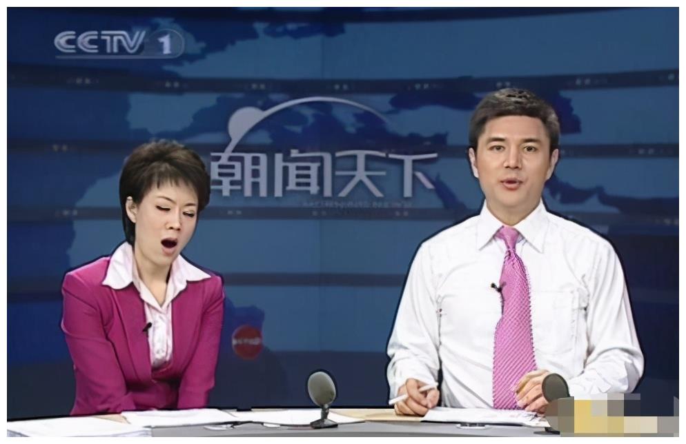 知名女主持现场失误,少穿一件衣服,一旁的张国立反应太尴尬|伊一