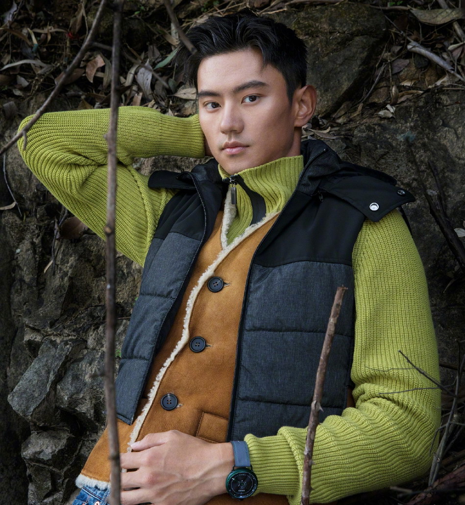 前游泳世界冠军宁泽涛拍摄冬日写真,走出户外尽显成熟气质