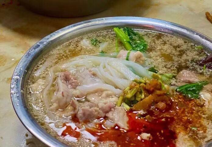 广西柳州超级火爆的一家粉店每天早上都是排队来晚了吃不到