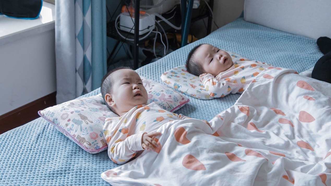 双胞胎女儿皆患SMA，一年治疗费超百万，单亲妈妈整日以泪洗面