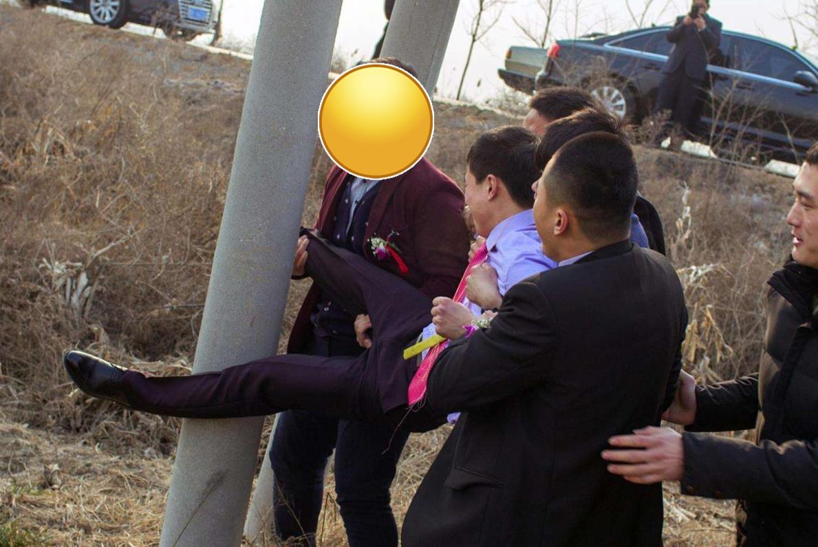 河南濮阳低俗婚闹新郎被绑电线杆身上被扔鸡蛋