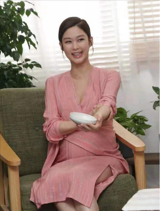 太拼岑丽香挺七月孕肚踩高跟鞋工作觉得生二胎对不起大儿子