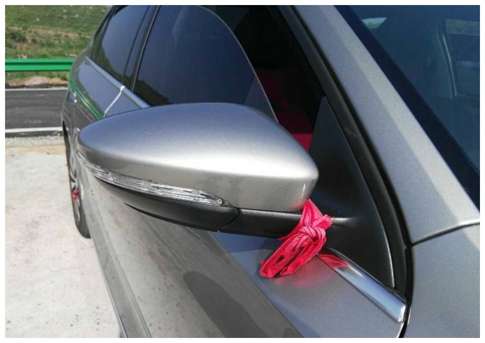 倒车镜和轮毂上绑的红绳是干什么的?为何老司机碰到都主动避让?