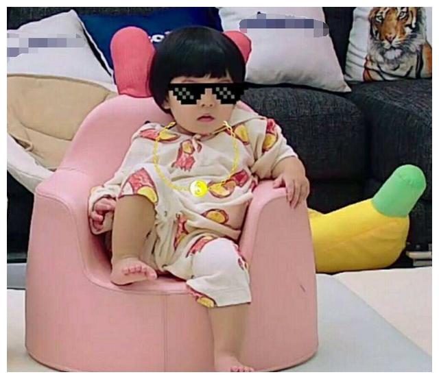 贾静雯晒女儿萌照,咘咘越来越像妈妈,波妞意外撞脸萧敬腾