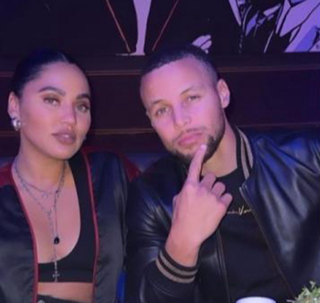 阿耶莎晒图撒狗粮现场为库里加油鼓气赛后热情为粉丝签名合影